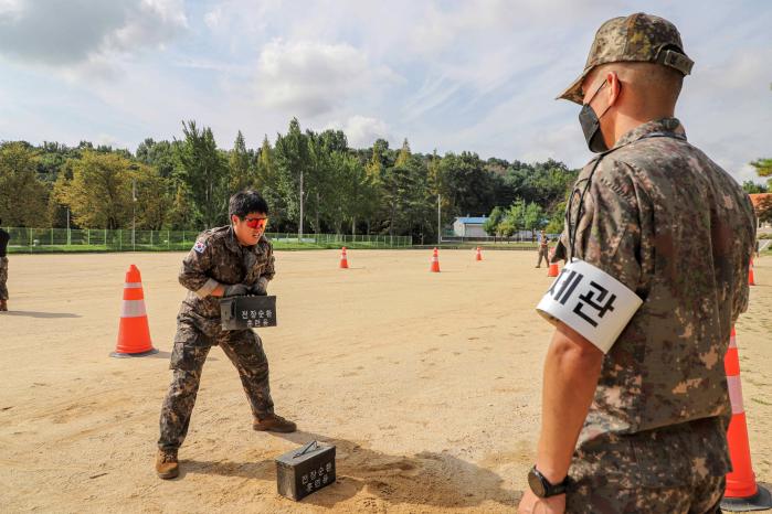육군2기갑여단 ‘최정예 기갑부대원(TOP-ARMOR) 선발대회’에 참가한 장병이 전투체력단련 수준 평가에 참여하고 있다. 부대 제공