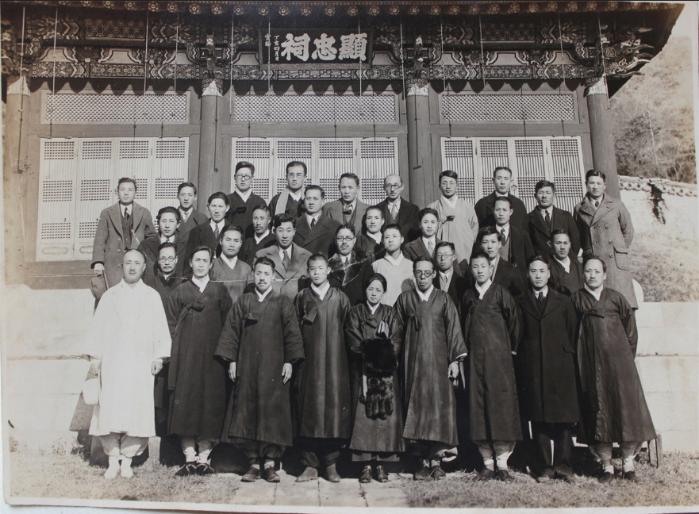 1935년 1월 6일 조선어 표준어 사정위원회 1독회 종료 후 현충사를 참배한 조선어학회 회원들.