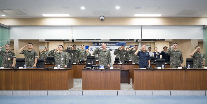 30일 해군본부에서 열린 4분기 지휘관 협업회의에서 강동길(앞줄 가운데) 해군참모총장을 비롯한 참석자들이 국기에 대한 경례를 하고 있다. 사진 제공=장우성 군무주무관
