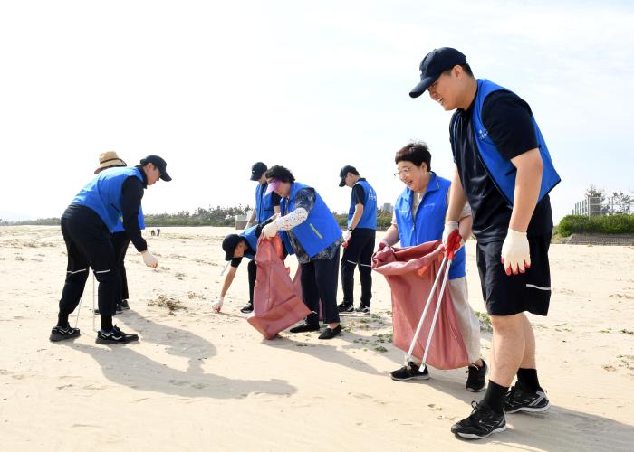 해군항공사령부 장병들이 경북 포항시 도구해안에서 지역 주민들과 함께 해양쓰레기를 줍고 있다. 사진 제공=남기태 상사