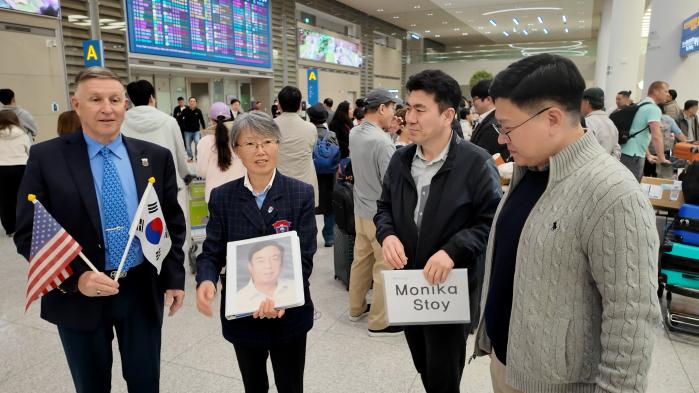 한국을 방문해 국방부 6·25비정규군보상지원단과 만난 모니카 스토이 부부.