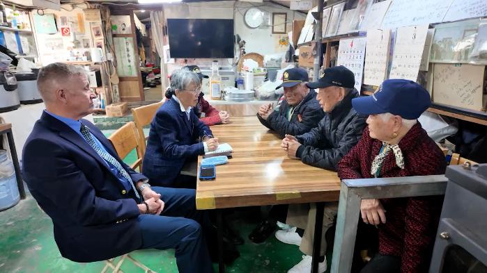 인천 교동도에서 만난 8240부대 참전 용사들.