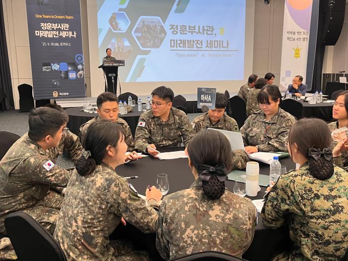 지난달 30일 서울 용산구 로카우스호텔에서 열린 정훈부사관 미래 발전세미나 참석자들이 그룹별 주제 토의를 하고 있다. 육군 제공