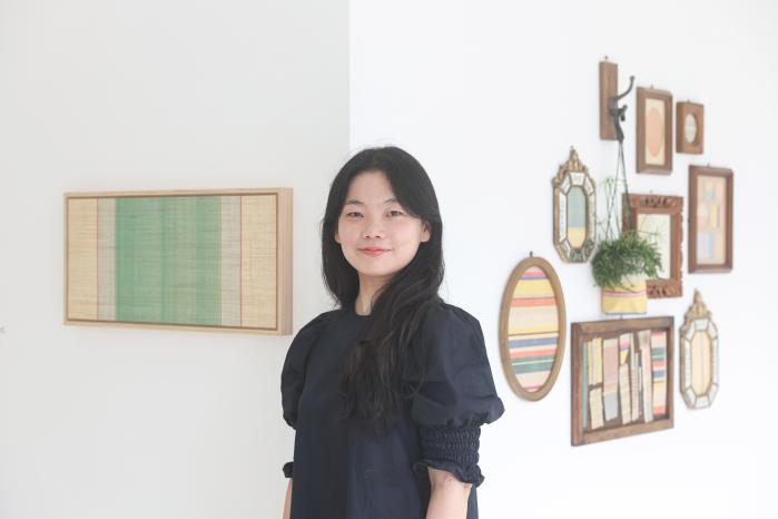 국가무형유산 ‘한산모시짜기’ 이수자 김나연 작가가 작품 앞에서 포즈를 취하고 있다. 김병문 기자