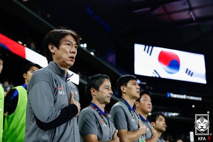 홍명보호 축구대표팀은 10일 삼바군단 브라질과 친선경기를 치르고 14일 파라과이와 대결한다. 사진은 홍명보 감독이 멕시코와의 친선경기에서 국기에 대한 경례를 하는 모습. 연합뉴스