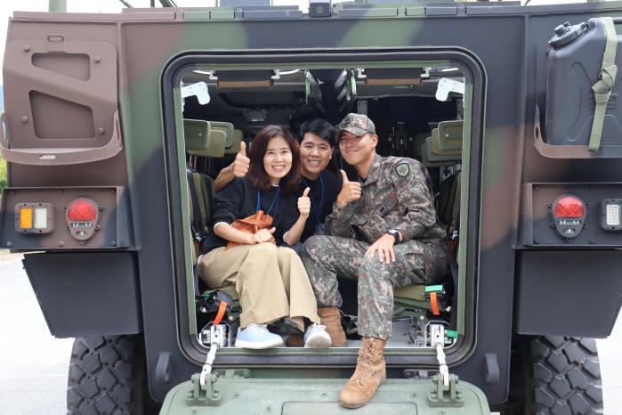 육군31보병사단 비호여단 부대개방행사에 참석한 군인가족이 장갑차 탑승 체험을 하고 있다.