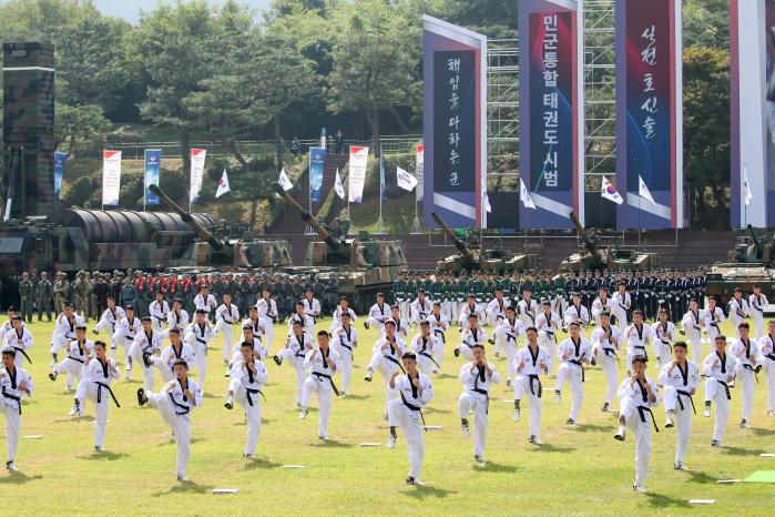 1일 충남 계룡대에서 열린 건군 77주년 국군의 날 기념행사에서 국민·장병으로 구성된 태권도 시범단이 힘찬 태권도 시범을 보이고 있다.