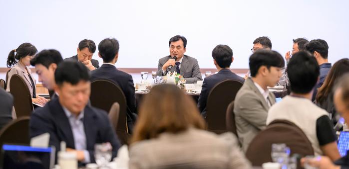 안규백 국방부 장관이 지난달 30일 서울 용산구 국방컨벤션에서 개최한 기자간담회에서 취재진의 질의에 답하고 있다. 국방부 제공