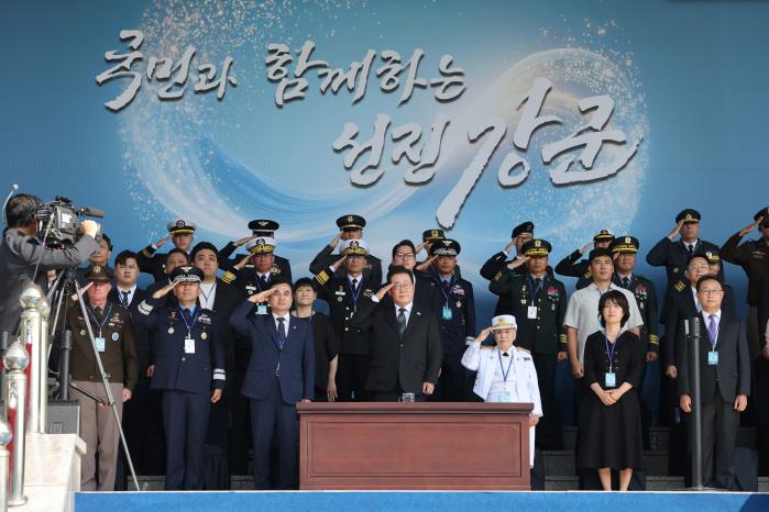 이재명 대통령이 1일 충남 계룡대에서 거행된 건군 77주년 국군의 날 기념식에서 거수경례를 하고 있다. 조종원 기자