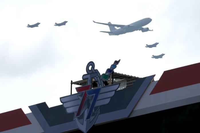 공중분열을 하고 있는 KC-330 다목적공중급유수송기와 F-35A 전투기 편대.