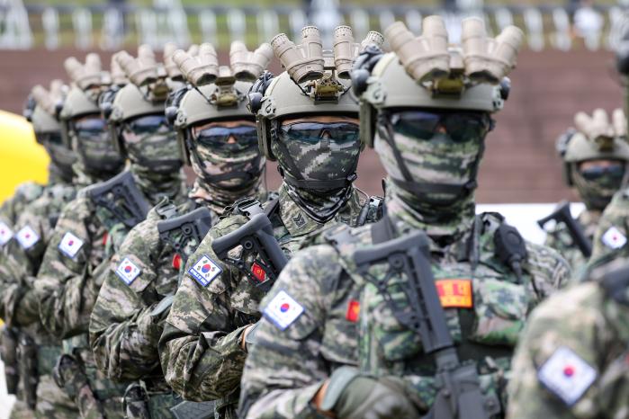 장병들이 행사장에 도열해 있다.