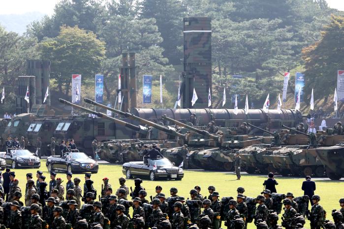 이재명 대통령이 열병 차량에 탑승해 사열하고 있다.