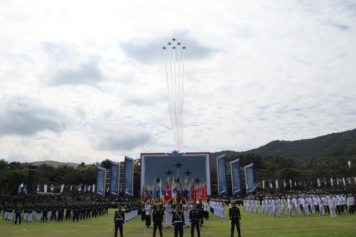 1ÀÏ Ãæ³² °è·æ´ë¿¡¼ °Ç±º 77Áֳ⠱¹±ºÀÇ ³¯ ±â³ä½Ä°ø±º Ư¼öºñÇàÆÀ ºí·¢À̱۽º°¡ Çà»çÀå »ó°øÀ» ºñÇàÇϰí ÀÖ´Ù.ÀÌ ¿¸®°í ÀÖ´Ù.