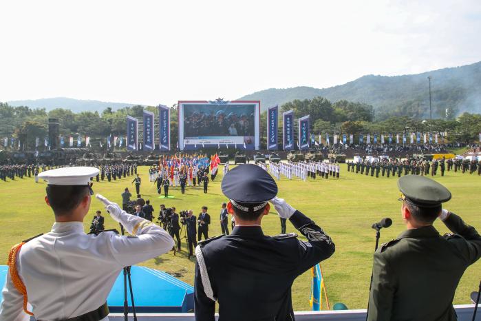1일 충남 계룡대에서 건군 77주년 국군의 날 기념식이 열리고 있다.