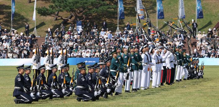 국방부 의장대대가 시범을 보이고 있다.