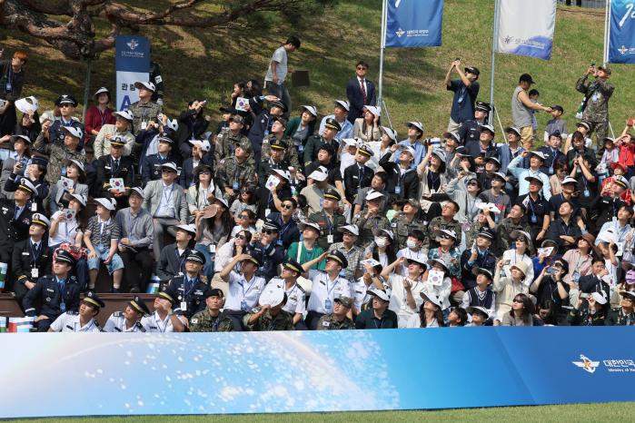 행사를 관람하고 있는 국민 참관인들.