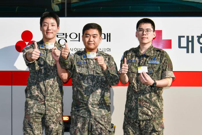 헌혈을 마친 공군1전투비행단 장병들이 헌혈증서와 함께 엄지손가락을 치켜 세우고 있다. 사진 제공=원종준 일병