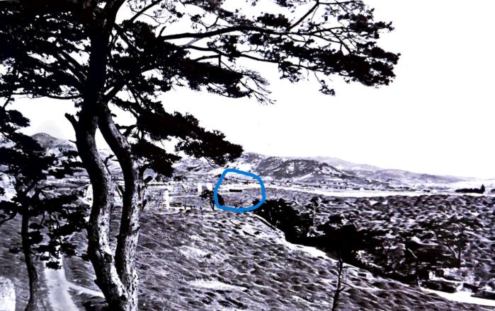 낙산 아래 영도교(정중앙). 다리 바깥은 온통 무덤이다. 20세기 초. 출처=서울역사박물관