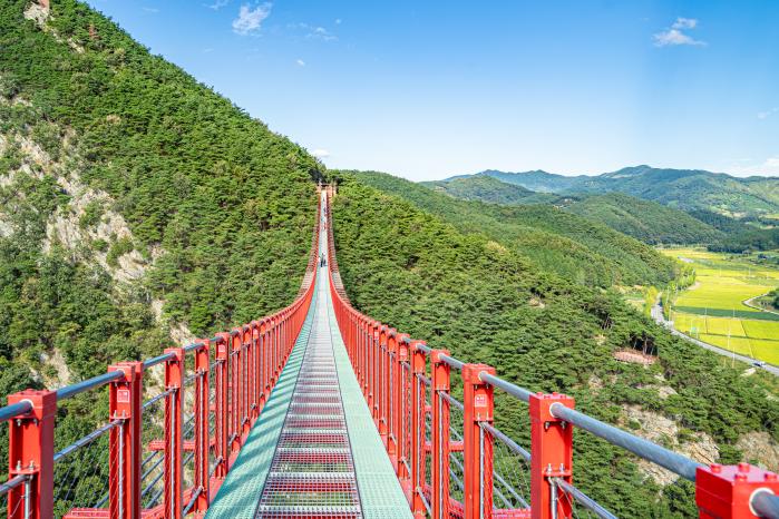 순창 3대 명산으로 꼽히는 채계산 중턱에 설치된 출렁다리.