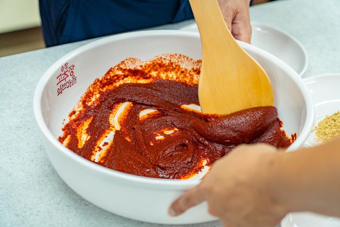 순창고추장익는마을의 고추장 만들기 체험. 필자 제공