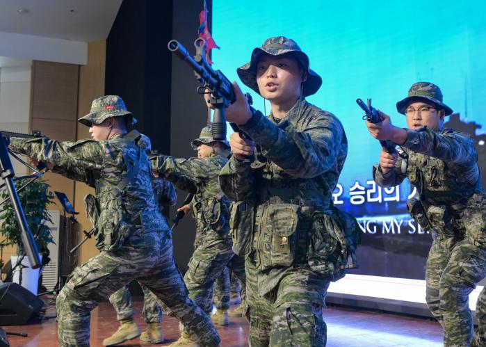 지난 2일 해병대군수단이 개최한 ‘군가 가창 경연대회’에서 장병들이 뮤지컬을 선보이고 있다. 사진 제공=송예훈 일병