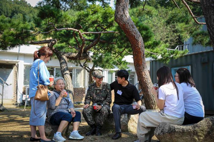 육군7포병여단이 개최한 군인가족의 날 행사에서 백호대대 김태인 일병이 가족들과 담소를 나누고 있다.
