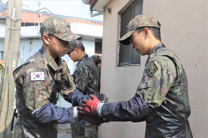 육군5기갑여단 청포대대 장병들이 지역 저소득층 가구에 연탄을 직접 나르고 있다.