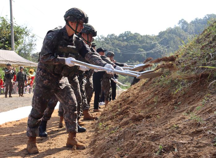 육군5보병사단이 지난 2일 경기 연천군 진명산 일대에서 개최한 6·25 전사자 유해발굴 개토식 중 참석자들이 시삽하고 있다. 부대 제공