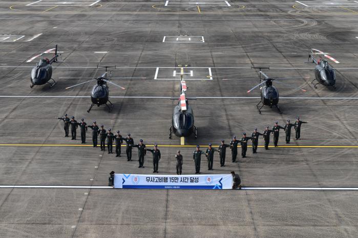 ‘15만 시간 무사고 비행’ 기록을 세운 육군항공학교 1교육단 소속 1비행교육대 교관들이 기념 촬영을 하며 대기록 달성을 자축하고 있다. 부대 제공