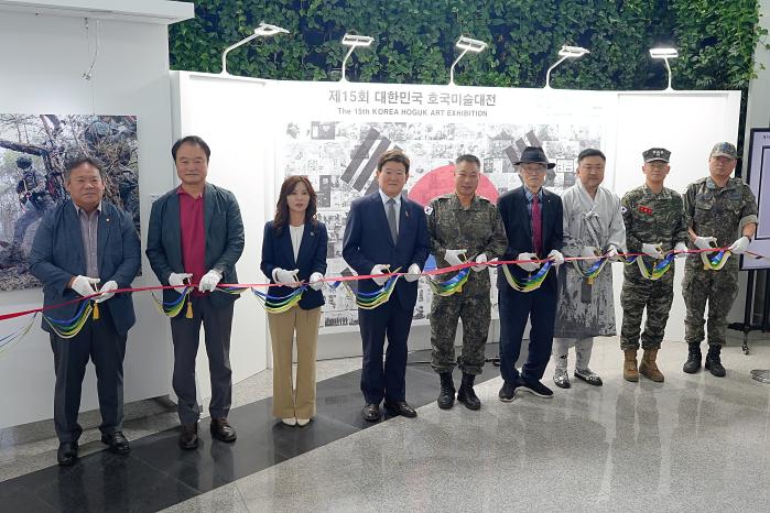 육군이 지난 2일 개최한 제15회 대한민국 호국미술대전 제주 전시회 개막식에서 박성훈(가운데) 육군본부 정훈실장 등 주요 참석자들이 테이프를 자르고 있다. 육군 제공