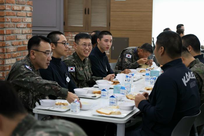 김규하(왼쪽 셋째) 육군참모총장이 지난 6일 육군훈련소 병영식당에서 아침식사를 함께하며 장병들을 격려하고 있다. 육군 제공