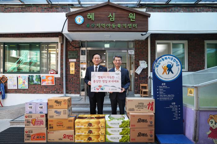 이두희(왼쪽) 국방부 차관이 지난 2일 서울 용산구 아동복지시설 혜심원에서 권필환 원장에게 위문품을 전달하며 기념사진을 찍고 있다. 이윤청 기자