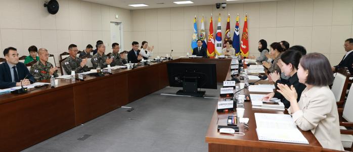 이두희(가운데 왼쪽) 국방부 차관이 민간 공동위원장인 신은숙(가운데 오른쪽) 변호사와 함께 지난 2일 개최된 ‘제18회 국방부 양성평등위원회’ 본회의를 주재하고 있다. 국방부 제공