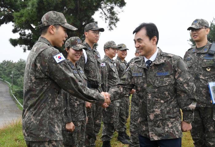 안규백(오른쪽) 국방부 장관이 지난 4일 수도권에 있는 패트리어트 포대를 방문해 군사대비태세 확립에 여념이 없는 장병들과 악수하며 격려하고 있다. 조용학 기자