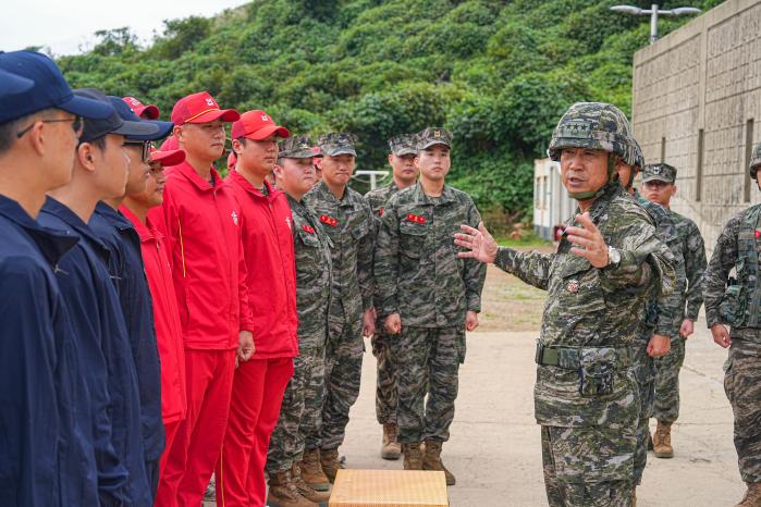 지난 4일 서해 북방한계선 최전방 우도를 방문한 주일석 해병대사령관이 대비태세를 강조하며 우도경비대 장병들을 격려하고 있다. 해병대 제공