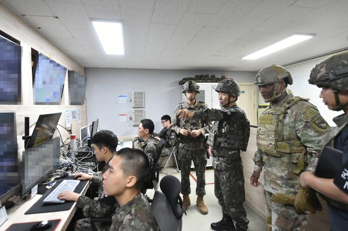 진영승(오른쪽 셋째) 합참의장이 지난 3일 취임 후 처음으로 나선 군사대비태세 현장점검에서 서부전선 접적지역 부대를 방문해 작전현황을 확인하고 있다. 이날 현장점검에는 제이비어 브런슨(오른쪽 둘째) 한미연합군사령관이 함께해 의미를 더했다. 합참 제공