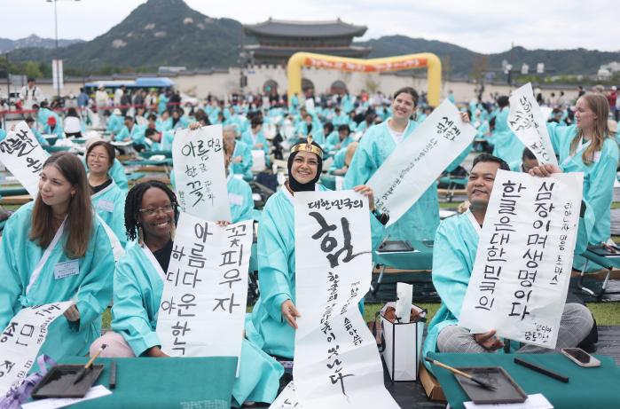 외국인이 본 한글은…대한민국의 힘·심장·생명 한글날인 9일 서울 광화문광장에서 한국예술문화원 주최로 열린 ‘한글창제 579주년 기념 휘호대회’에 참가한 외국인들이 직접 붓으로 쓴 한글을 들어 보이고 있다. 연합뉴스