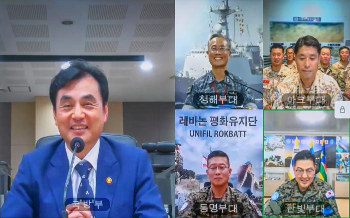 안규백 장관이 해외파병부대 장병들과 화상통화를 하고 있다.  국방부 제공