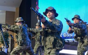 지난 2일 해병대군수단이 개최한 ‘군가 가창 경연대회’에서 장병들이 뮤지컬을 선보이고 있다. 사진 제공=송예훈 일병