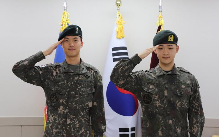 교통사고 현장에서 신속하게 상황을 수습한 육군지상작전사령부 예하 특수기동지원여단 소속 조현준(왼쪽) 중위·정석희 일병. 