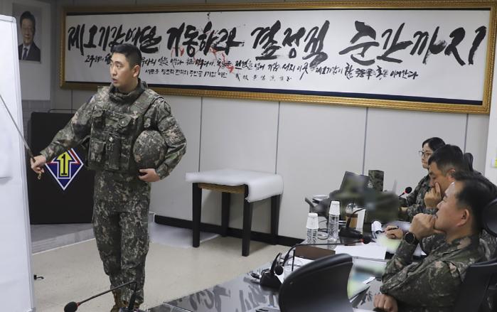 육군1기갑여단이 개최한 최정예 중(포)대장 챌린지에 참가한 이정현(맨 왼쪽) 대위가 작전계획을 브리핑하고 있다. 사진 제공=김병찬 중위