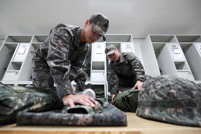 지난 10일 육군56보병사단 노고산여단 북한산동원훈련장에서 장병들이 동원훈련을 준비하고 있다. 국방부는 ‘동원훈련장 일용품 관리시스템 개선 현실화 정책’을 이달부터 추진한다. 김병문 기자