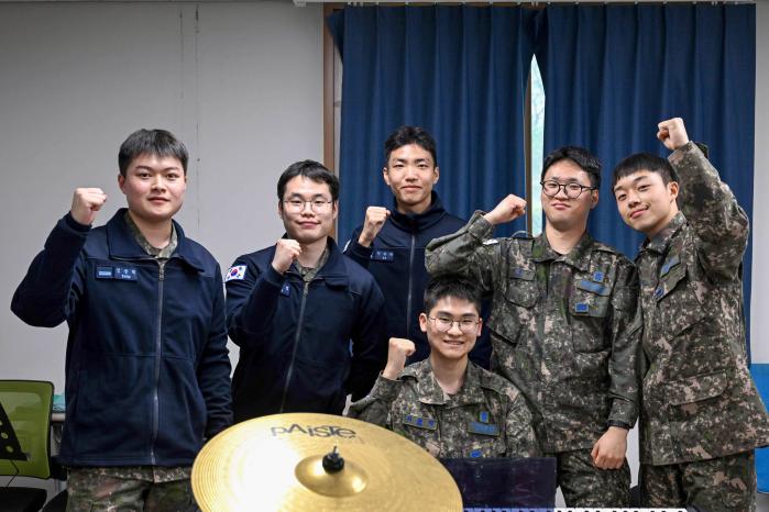 공군16전투비행단 밴드 동아리 ‘공WER’ 장병들이 파이팅 포즈를 취하고 있다.