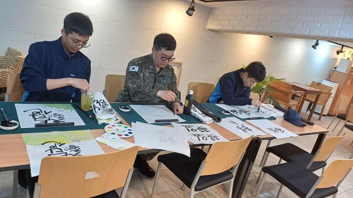 공군1전투비행단 캘리그라피 동아리원들이 손글씨를 연습하고 있다.  공군 제공