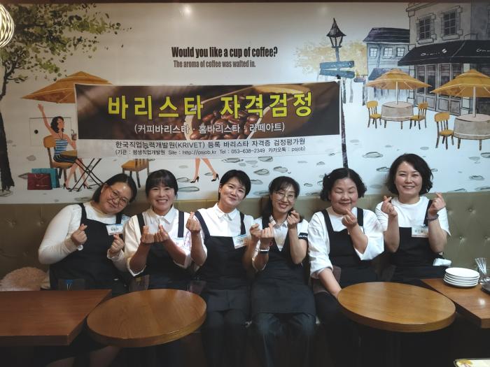 공군군수사령부 60수송대대 여성인력 문화동아리원들이 손하트를 그리고 있다. 공군 제공