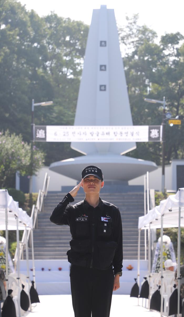 육군55보병사단 이승욱 유해발굴팀장이 지난달 3일 경기 양평군 충혼탑에서 열린 6·25전쟁 전사자 발굴 유해 영결식에서 경례하고 있다.
