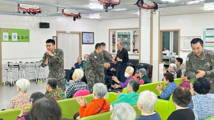 육군37보병사단 신병교육대대 장병들이 충북 증평군 주간보호센터에서 어르신들을 위해 준비한 재능기부 공연을 하고 있다. 부대 제공