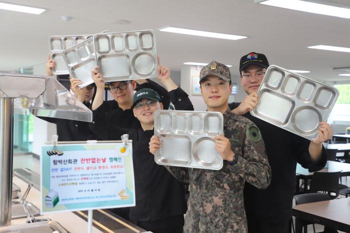육군2신속대응사단 용호여단 장병들이 식판을 들어 보이며 잔반 없는 날 캠페인을 홍보하고 있다. 사진 제공=문유나 대위