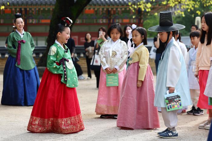 2025 가을 궁중문화축전 마지막 날인 12일 서울 중구 덕수궁에서 열린 ‘준명당 어린이 학교’에서 어린이들이 덕혜옹주와 만나 인사 나누는 모습을 재현하고 있다. 연합뉴스