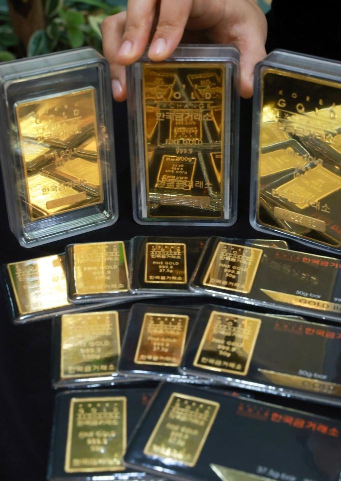 서울 종로구 한국금거래소에서 직원이 골드바를 들어 보이고 있다. 연합뉴스